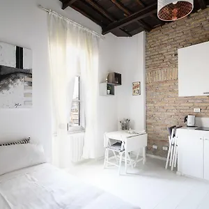 White Ostilia Apartment Rom